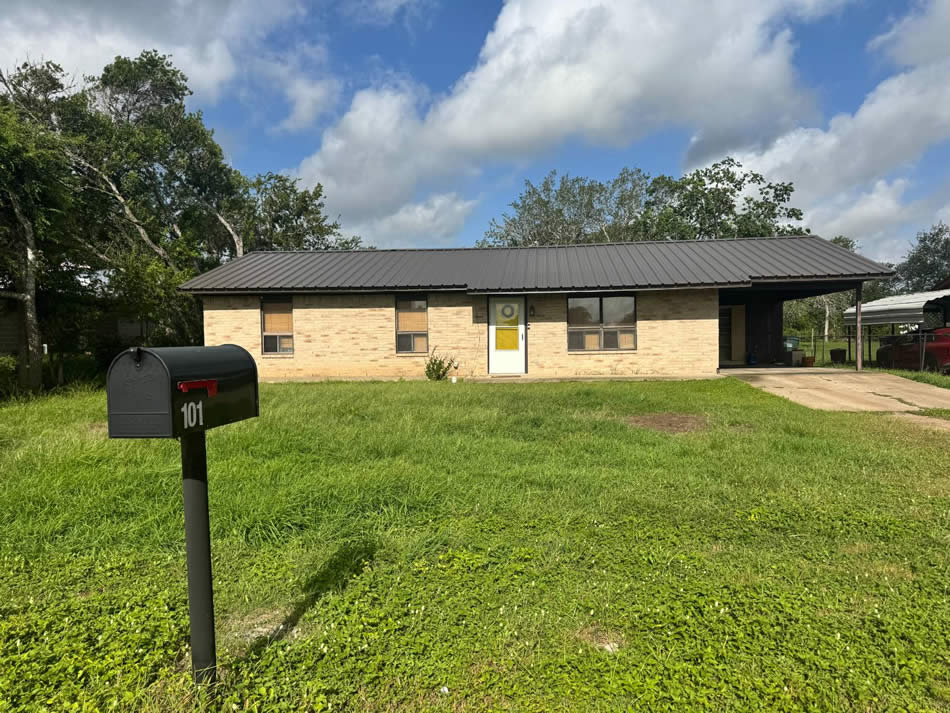 101 Colonial Drive, Yorktown, TX 78164