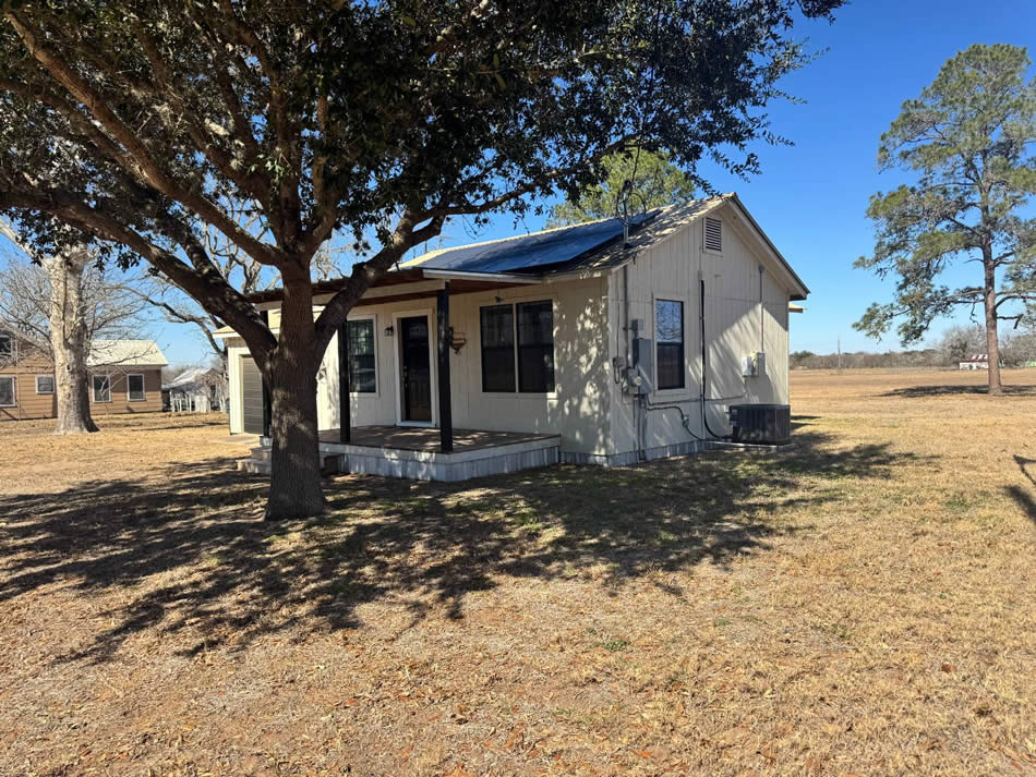 339 E 10th Street, Yorktown, TX 78164