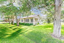 543 W. Seventh St., Yorktown, TX 78164