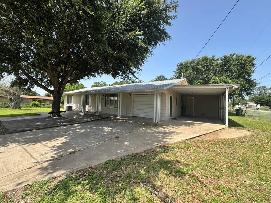 709 N. Leckie, Runge, TX 78151
