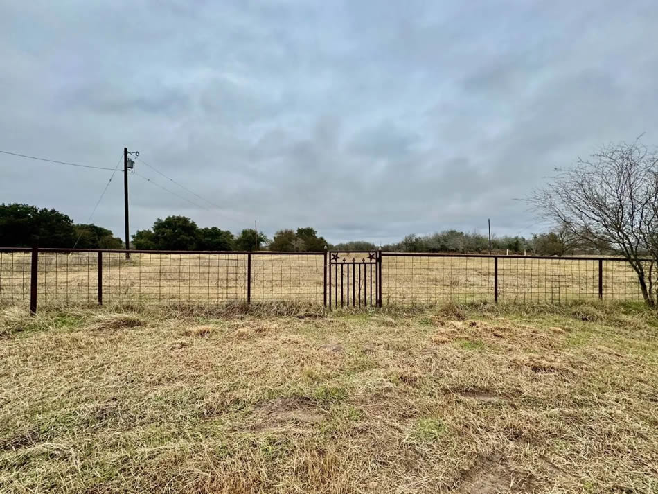 Weischwill Real Estate 1126 Royal Oaks, Yorktown, TX 78164